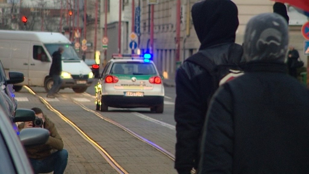 Zúrivý výtržník zdemoloval auto